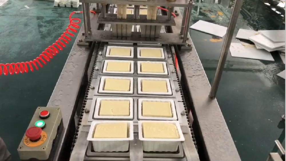 豆腐盒灌裝封口機(jī)（內(nèi)酯豆腐、老豆腐、魔芋豆腐、鴨血豆腐、鹵水豆腐）