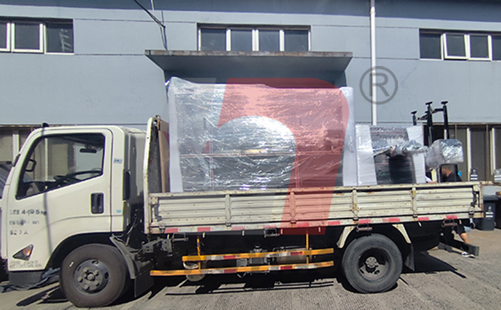 龍應兩臺LY-300透明膜三維包裝機發(fā)貨云南